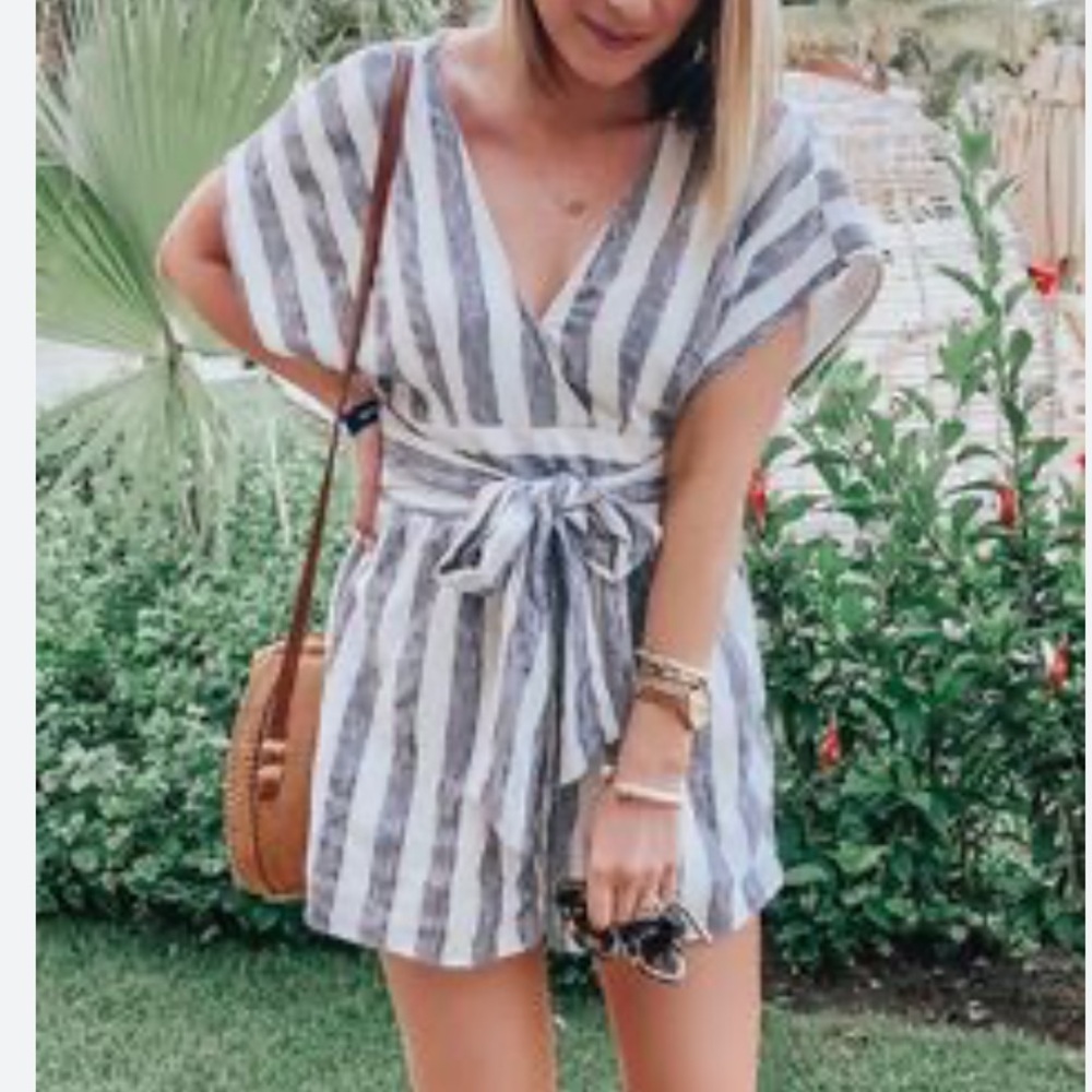 American Eagle Gray & Beige Striped Short Romper Size XS